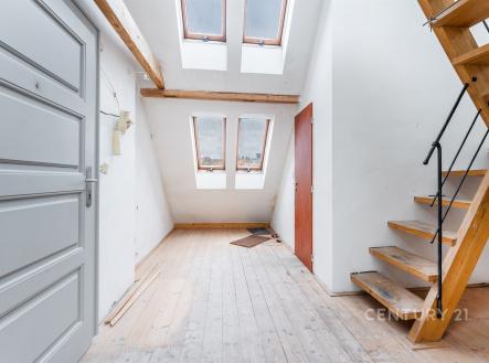 Podkrovní prostor s dřevěnou podlahou, světlý díky střešním oknům, dřevěné schodiště do patra, moderní a vzdušný design. | Prodej bytu, 2+kk, 54 m²