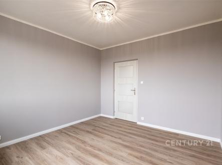 Prázdná místnost s parketovou podlahou, moderním osvětlením a světlými stěnami, ideální pro přizpůsobení podle vlastního stylu. | Pronájem bytu, 3+1, 77 m²