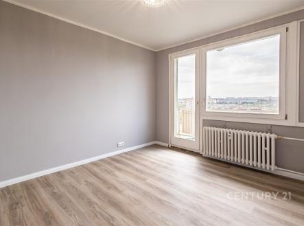 Světlý obývací pokoj s dřevěnou podlahou a velkými okny, moderní styl a výhledem na město. | Pronájem bytu, 3+1, 77 m²