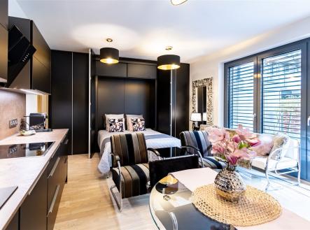 Moderní studio s parketovou podlahou, velkými okny a elegantním nábytkem nabízí komfortní a světlý prostor pro život. | Pronájem bytu, 1+kk, 37 m²