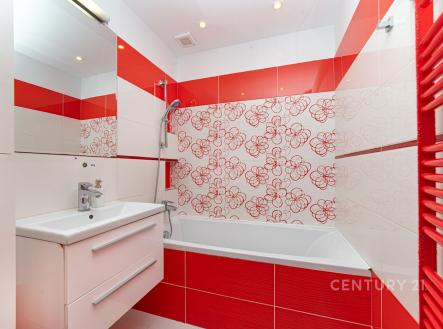 Barevná koupelna, moderní dlažba, červenobílé obklady, vestavěná vana, světlý interiér, stylové prvky, nový stav | Pronájem bytu, 3+1, 73 m²