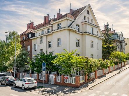 Rohový bytový dům ve městě, cihlová fasáda, velká okna, stylová zahrada, v klidné lokalitě. | Prodej bytu, 3+kk, 75 m²