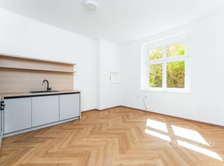 Světlá kuchyň s parketovou podlahou, moderní skříňky, velké okno, minimalistický design, výhled do zeleně, rekonstruovaný interiér | Prodej bytu, 3+kk, 75 m²
