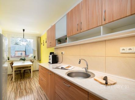 Moderní kuchyň s dřevo dekor, parketová podlaha, velká okna zajišťující světlost prostoru. | Prodej bytu, 4+1, 95 m²