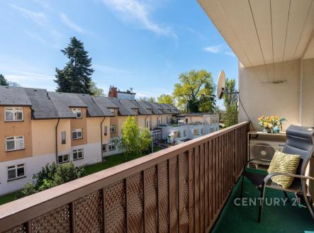 Útulný balkon s výhledem, dřevěné zábradlí, částečně krytý prostor, ideální pro relaxaci, klidná lokalita, upravené okolí. | Prodej bytu, 4+1, 95 m²