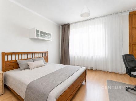 Prostorná ložnice s parketovou podlahou, velkým oknem a vestavěnou skříní, moderní a dobře osvětlená, nabízí pohodlné bydlení. | Prodej bytu, 3+1, 73 m²