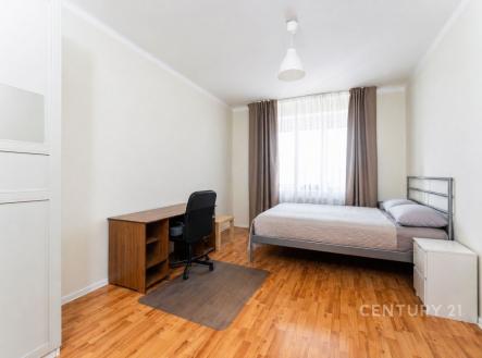 Prostorná ložnice s parketovou podlahou, moderním nábytkem a velkými okny, nabízí světlý a útulný prostor ideální pro relaxaci. | Prodej bytu, 3+1, 73 m²