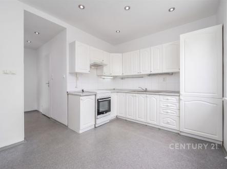 Světla kuchyň s moderním designem, bílými skříňkami a vestavěnými spotřebiči, praktická dlažba na podlaze, ideální pro rodinné vaření | Pronájem bytu, 3+1, 71 m²