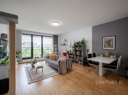 Světlý obývací pokoj, parketová podlaha, velká okna, moderní styl, otevřený prostor, jídelní kout, výhled na město, svěží rostliny | Pronájem bytu, 2+kk, 60 m²