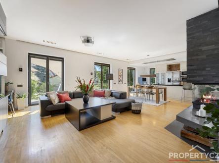 obývák zapálený krb.jpg | Prodej - dům/vila, 345 m²