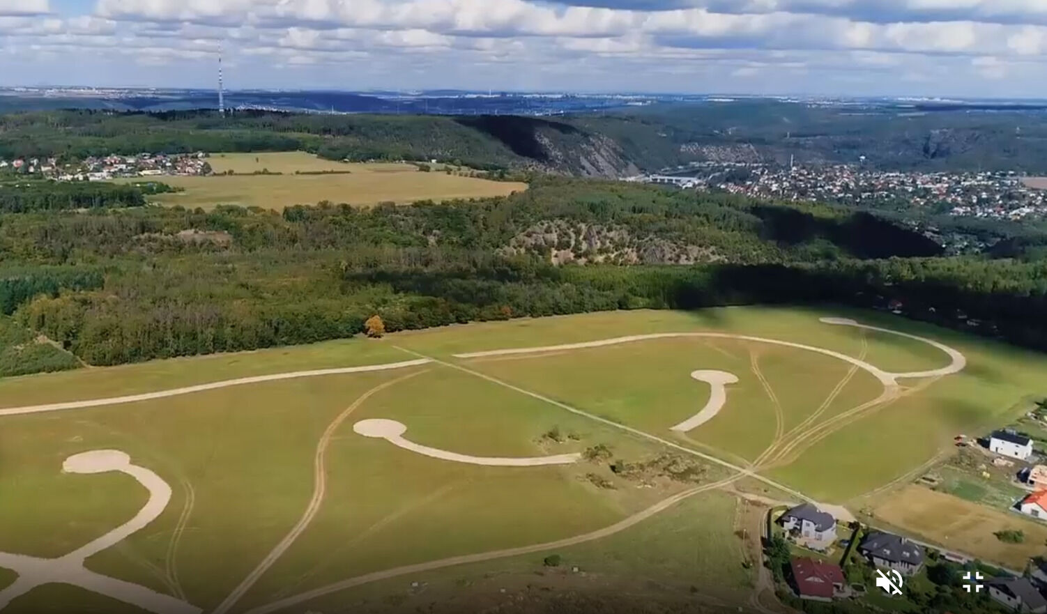 Exkluzivní stavební pozemek 562 m² v Trnové – Váš nový domov na dosah Prahy