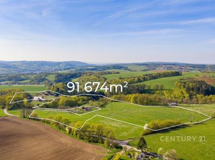 Velký pozemek v malebné krajině, vhodný pro zemědělství nebo výstavbu, s výměrou 91 674 m², obklopený přírodou a zelení | Prodej - komerční objekt, průmyslový areál, 160 m²