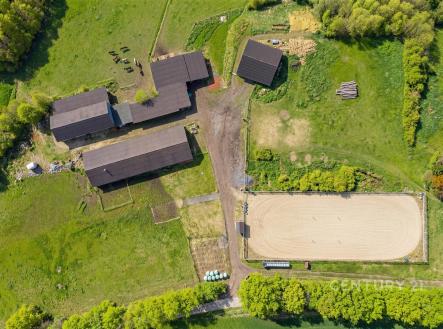 Zemědělská usedlost s travnatými pozemky, velkou jízdárnou a několika budovami. Vhodné pro farmaření, rekreační stáj nebo venkovské bydlení. | Prodej - komerční objekt, průmyslový areál, 160 m²