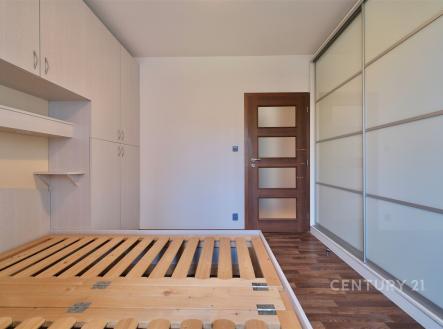 Prostorná ložnice s parketovou podlahou, vestavěné skříně a moderní posuvné dveře, ideální pro komfortní bydlení | Pronájem bytu, 3+1, 74 m²