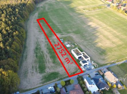 Pozemek o výměře 2752 m² vedle lesa v klidné části obce, vhodný pro stavbu rodinného domu, nabízí příležitost k bydlení v přírodě. | Prodej - pozemek pro bydlení, 2 752 m²