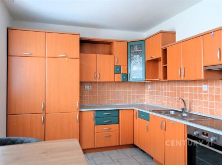 Moderní kuchyň s dřevěnými skříňkami, dlažbou a vestavěnými spotřebiči, ideální pro světlé prostory. | Pronájem bytu, 2+kk, 60 m²