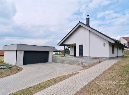 Moderní rodinný dům s dlažbou na příjezdové cestě, bílá fasáda, dvougaráž a klidná lokalita, ideální pro rodinné bydlení. | Prodej - dům/vila, 132 m²
