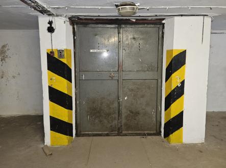 Nákladní výtah | Pronájem - obchodní prostor, 300 m²