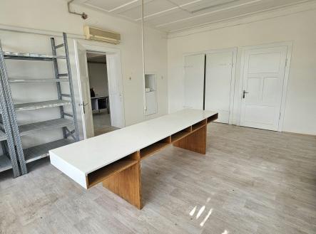 Místnost 20 m2 | Pronájem - obchodní prostor, 76 m²