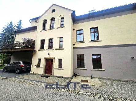 Parkování | Pronájem - obchodní prostor, 67 m²