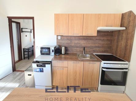 00190_pokoj_kuchyňská linka | Pronájem bytu, 2+kk, 43 m²