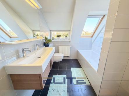 00194_2NP_koupelna | Prodej - dům/vila, 147 m²