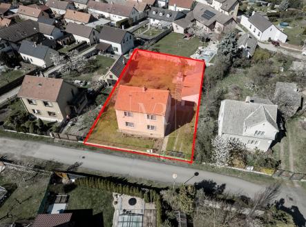 Rodinný dům s červenou střechou, nachází se na zatravněném pozemku, v klidné rezidenční čtvrti, v blízkosti dalších rodinných domů. | Prodej - dům/vila, 127 m²