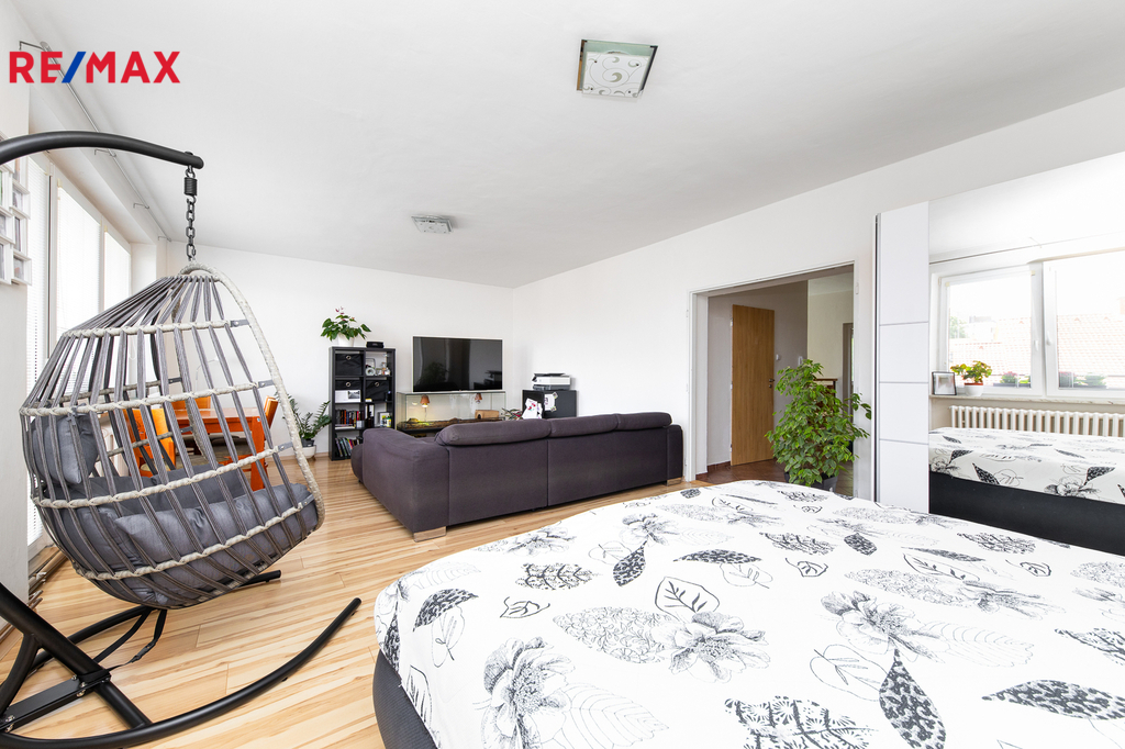 část obývacího pokoje 3+1