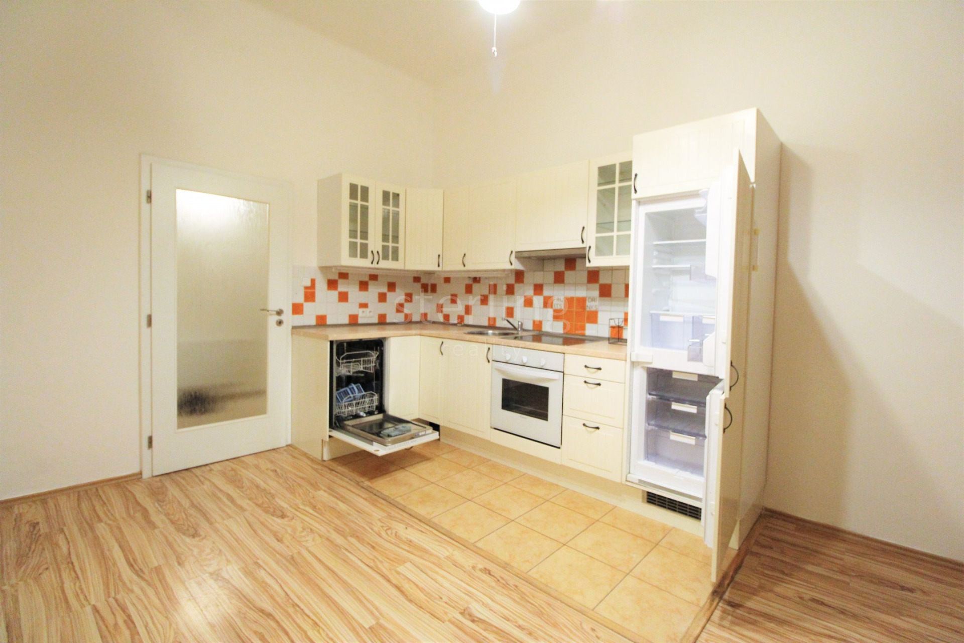 Pronájem bytu 2+kk na rozhranní Vinohrad/Žižkova, ul. Bořivojova,po rekonstrukci, částečně zařízený