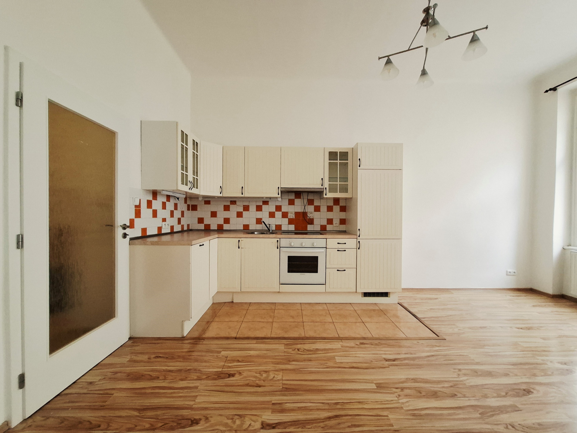 Pronájem bytu 2+kk na rozhranní Vinohrad/Žižkova, ul. Bořivojova,po rekonstrukci, částečně zařízený