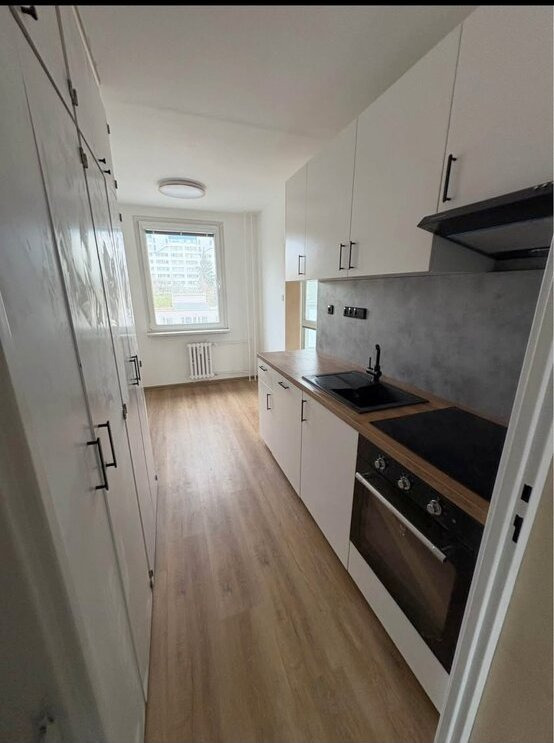 Pronájem bytu 4+1/L, 86,4 m2, P10-Hostivař, ul. Tesaříkova, 5.NP, panel, sklep