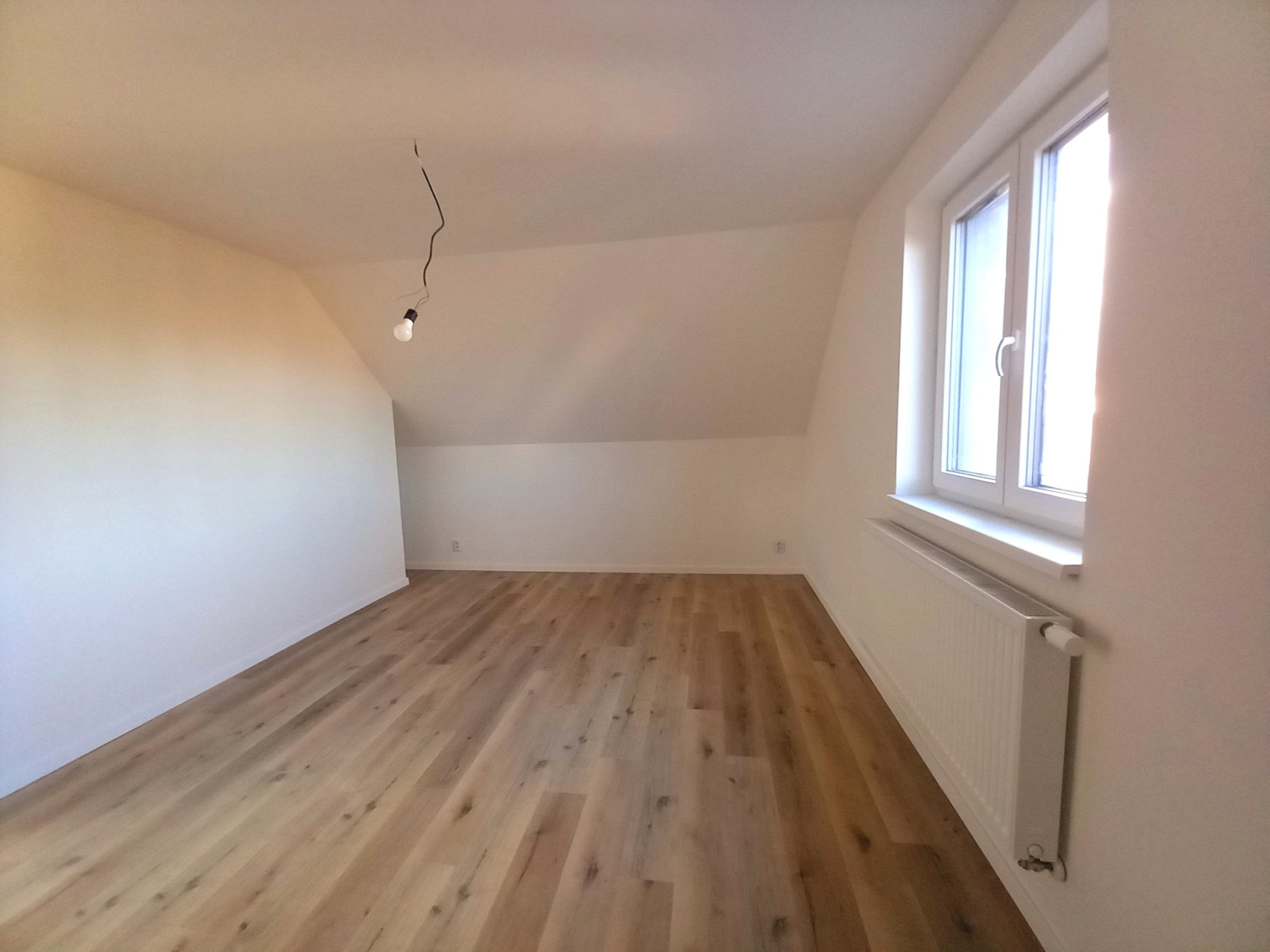 Prodej moderního bytu 3+kk s 1x parkovacím stáním, Tuchlovice, okr. Kladno, osobní vlastnictví