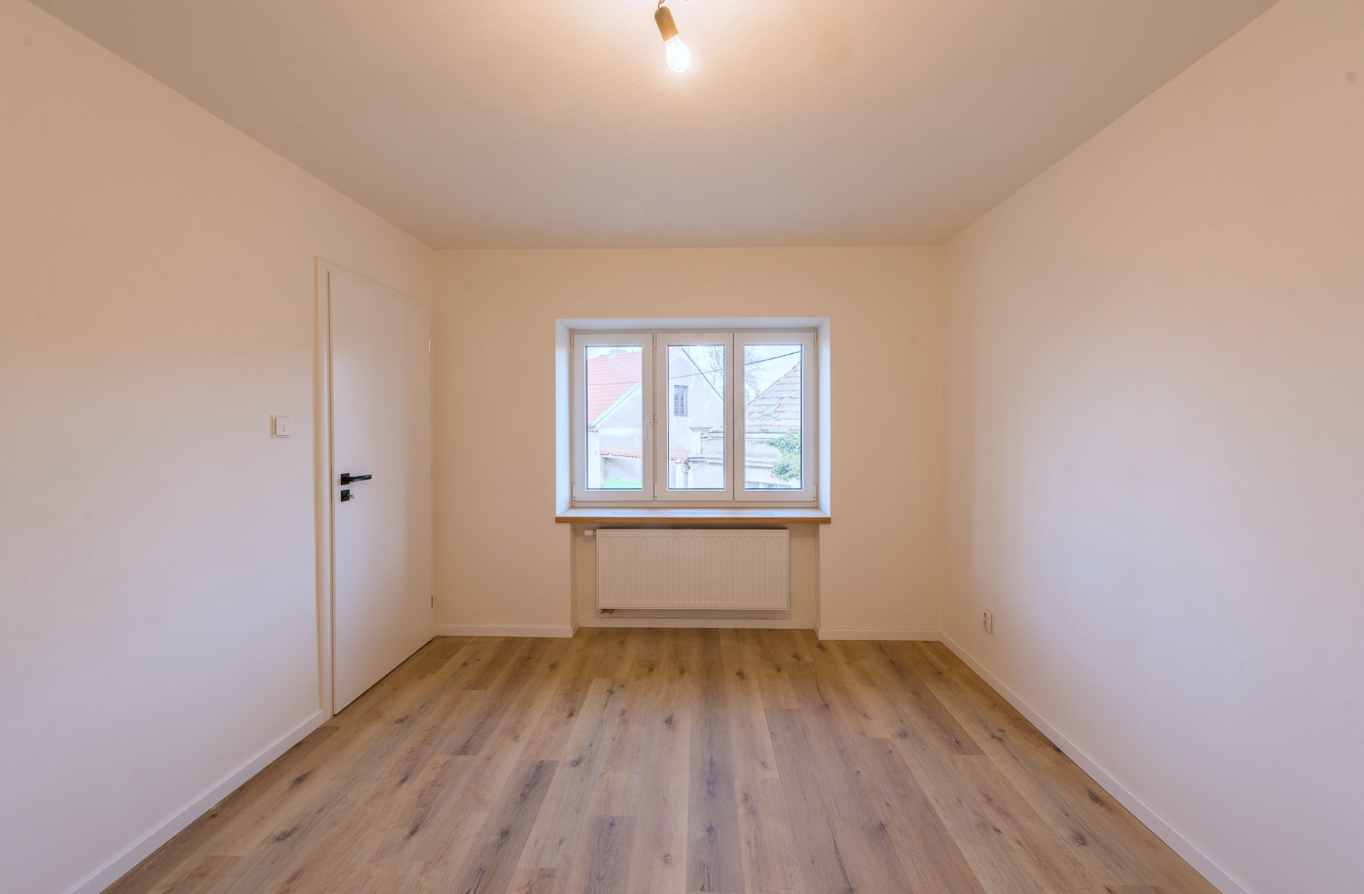 Prodej moderního bytu 3+kk s 1x parkovacím stáním, Tuchlovice, okr. Kladno, osobní vlastnictví