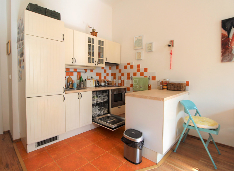 Pronájem bytu 2+kk na rozhranní Vinohrad/Žižkova, ul. Bořivojova,po rekonstrukci, částečně zařízený