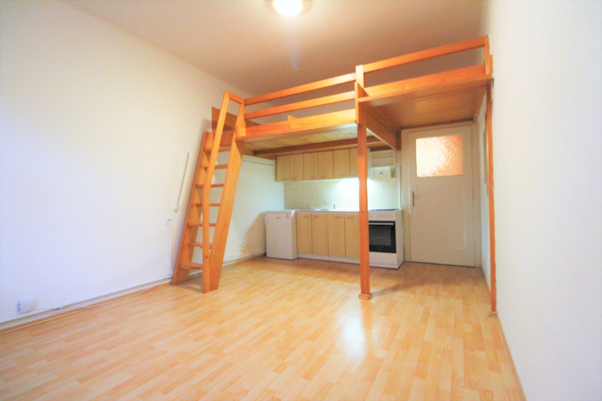 Pronájem bytu 1+kk v ulici Biskupcova, Praha 3 - Žižkov, ihned k nastěhování