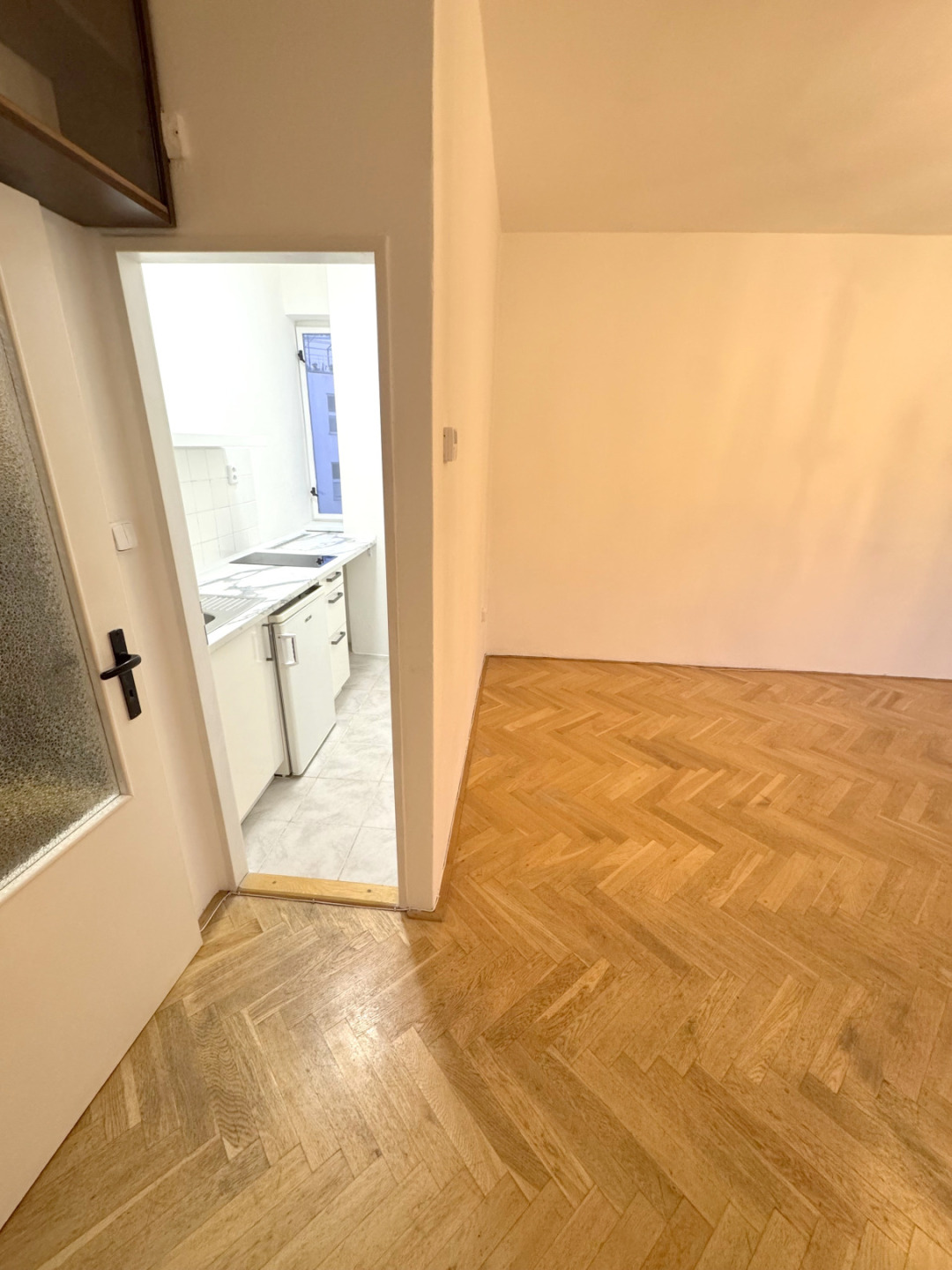 Pronájem bytu 1+1, 38 m2, P2-Vinohrady, ul. Londýnská, 7.NP, cihla