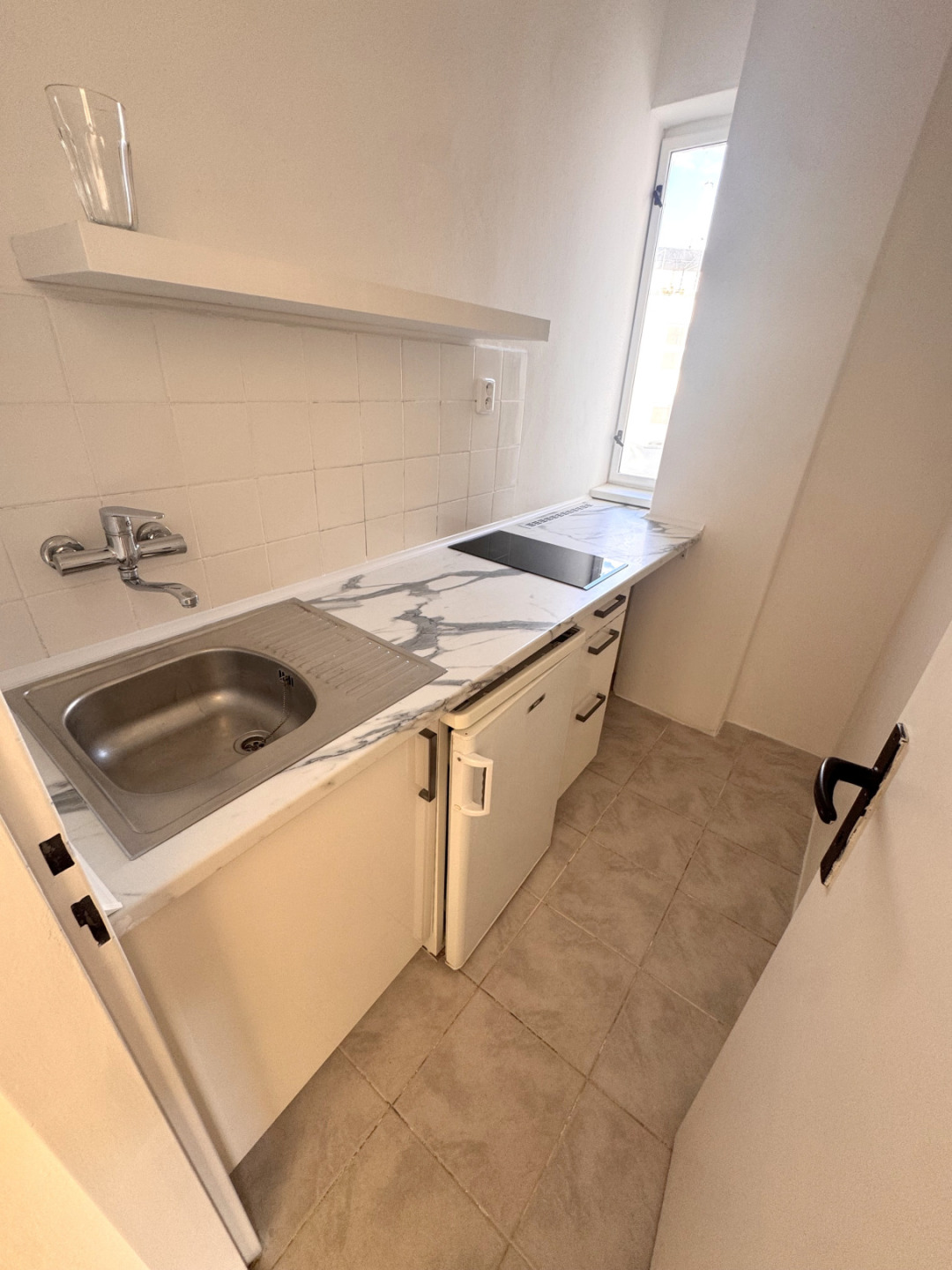 Pronájem bytu 1+1, 38 m2, P2-Vinohrady, ul. Londýnská, 7.NP, cihla
