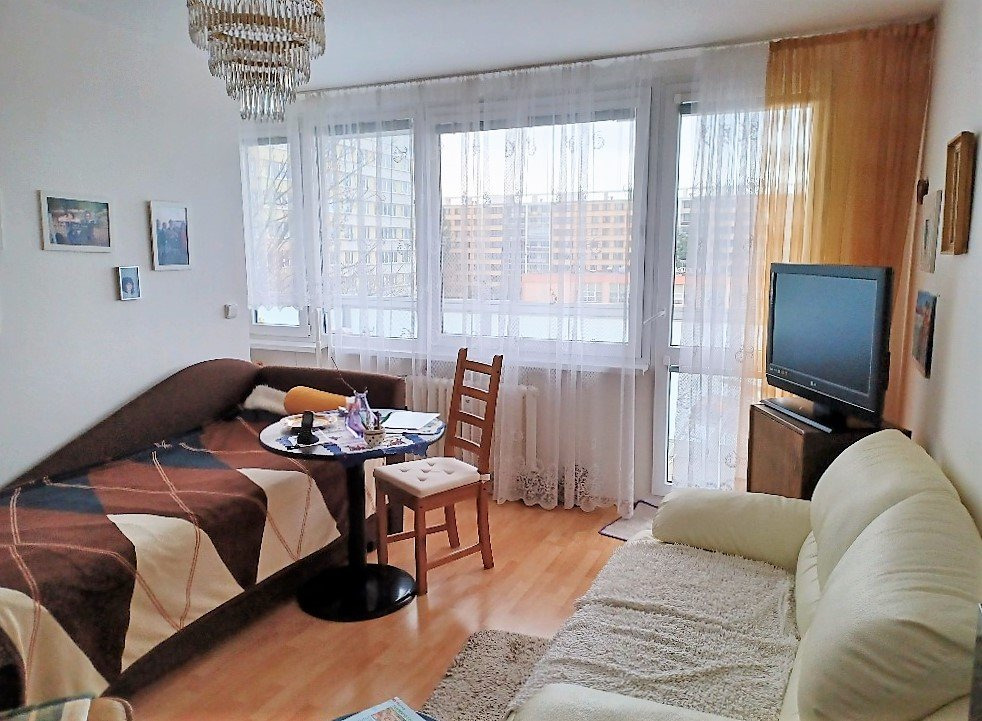 Pronájem bytu 1+kk s lodžií v ulici Milevská, Praha 4, jen 7min od metra C