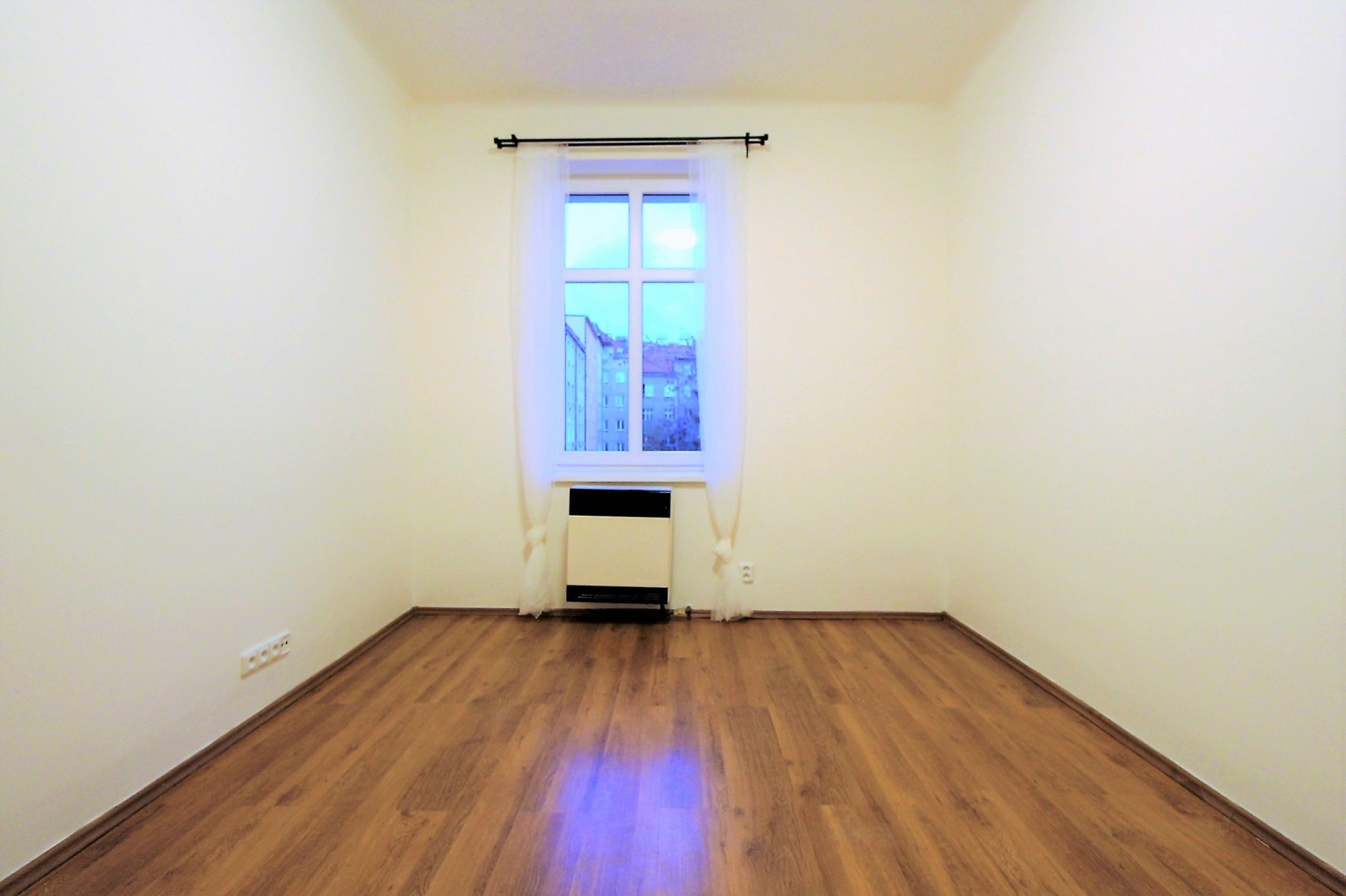 Pronájem bytu 1+1 v ulici Na sypkém, Praha 8, částečně zařízený, dobrý stav