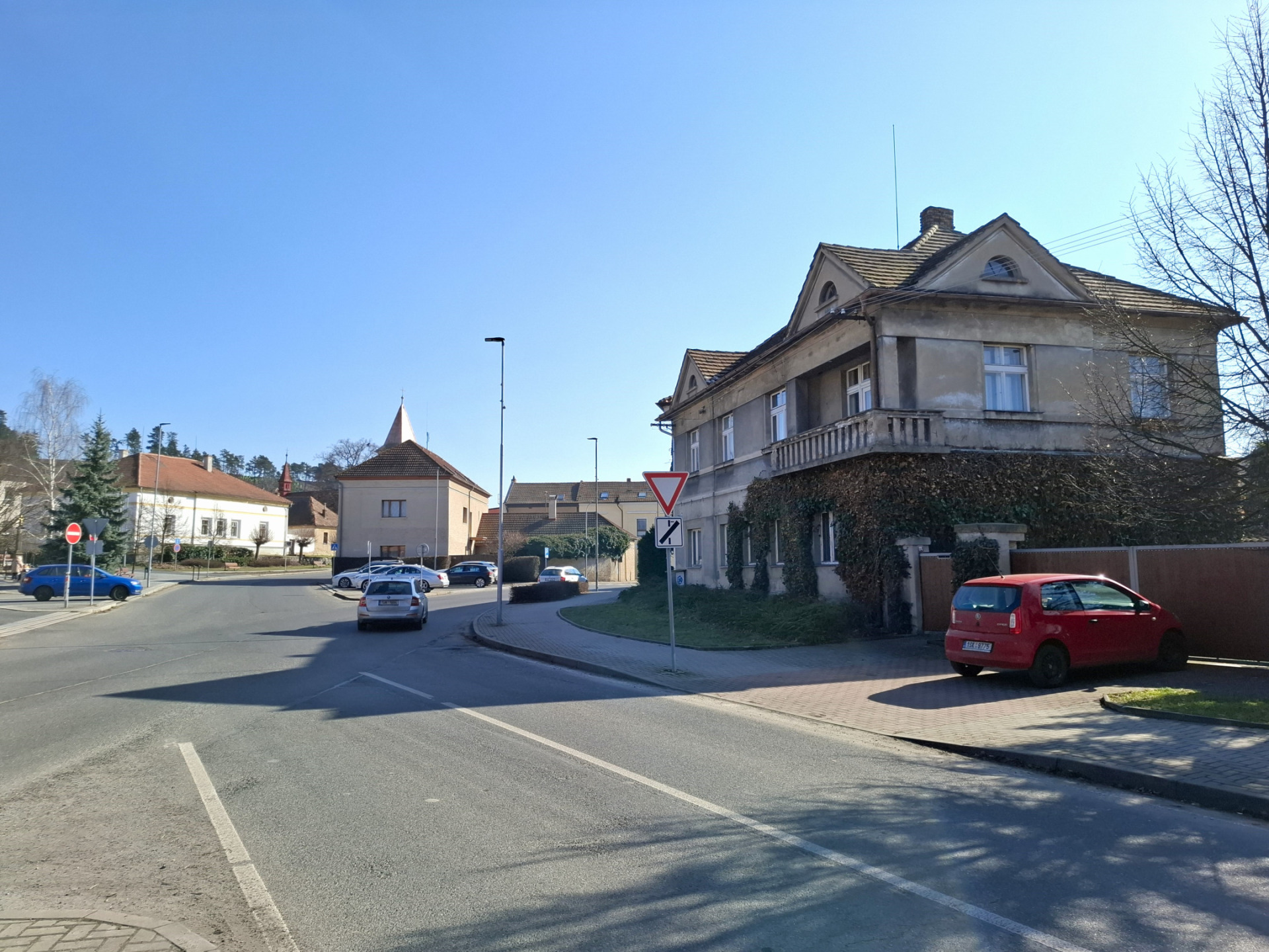 Prodej domu s 2 byty, stodolou s garáží a dalšími nebyt. prostory v obci Všetaty, okr. Mělník