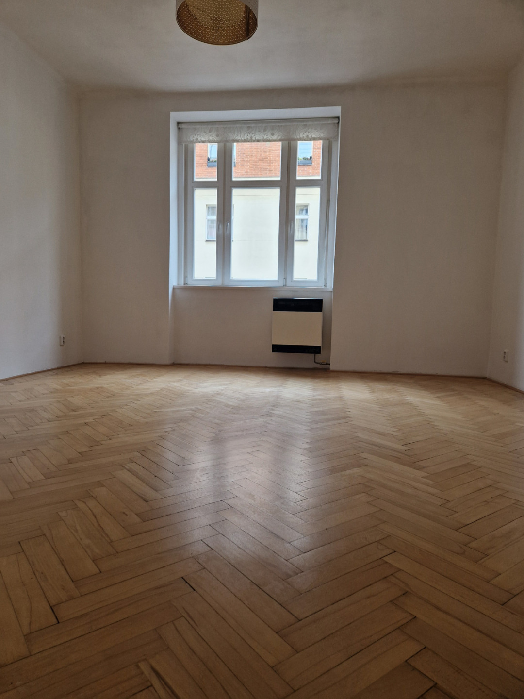 2+kk 54m2 ul. Slezská na Praze 2 u náměstí Jiřího z Lobkovic.