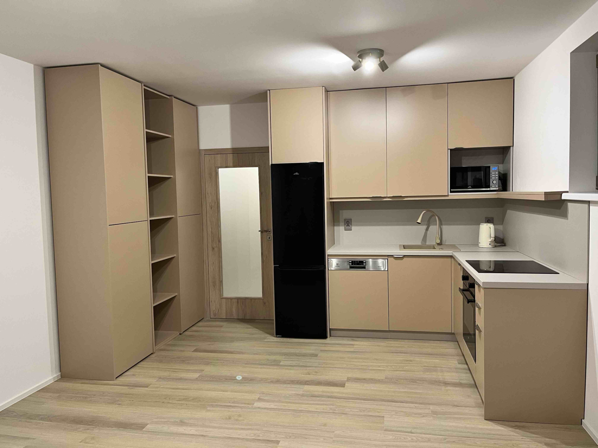 Pronájem moderního bytu 1+kk s parkovacím stáním, Karlštejn, částečně zařízený