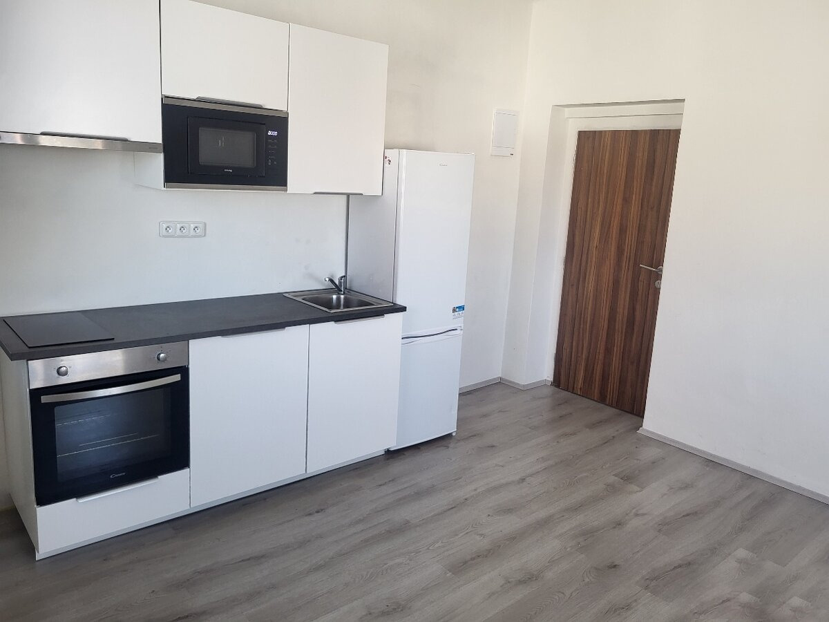 Pronájem bytu 1+kk, 28 m2, P4-Michle, ul. Baarova, 3.NP, cihla