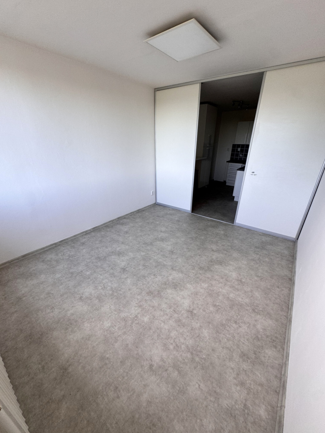 Pronájem bytu 2+kk, 50 m2, PZ-Řitka, ul. Ke Stráni, 4.NP, panel, OV