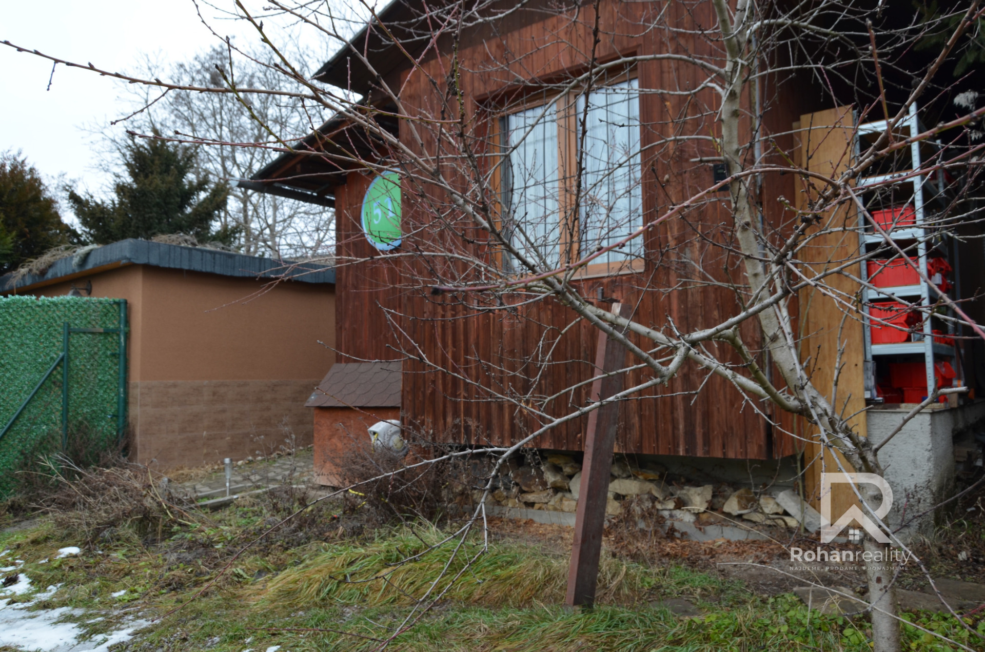 Dlouhodobý pronájem chaty 2+kk v Praze 9 s parkováním a pozemkem