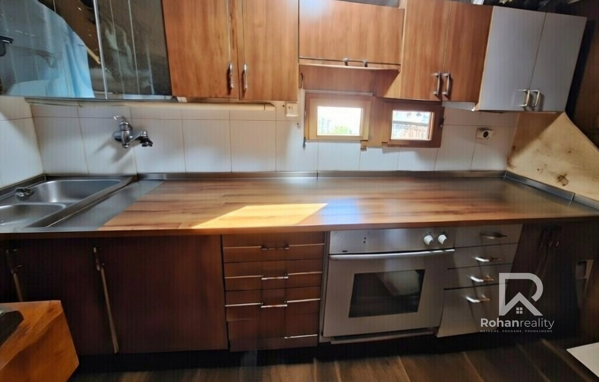 Dlouhodobý pronájem chaty 2+kk v Praze 9 s parkováním a pozemkem