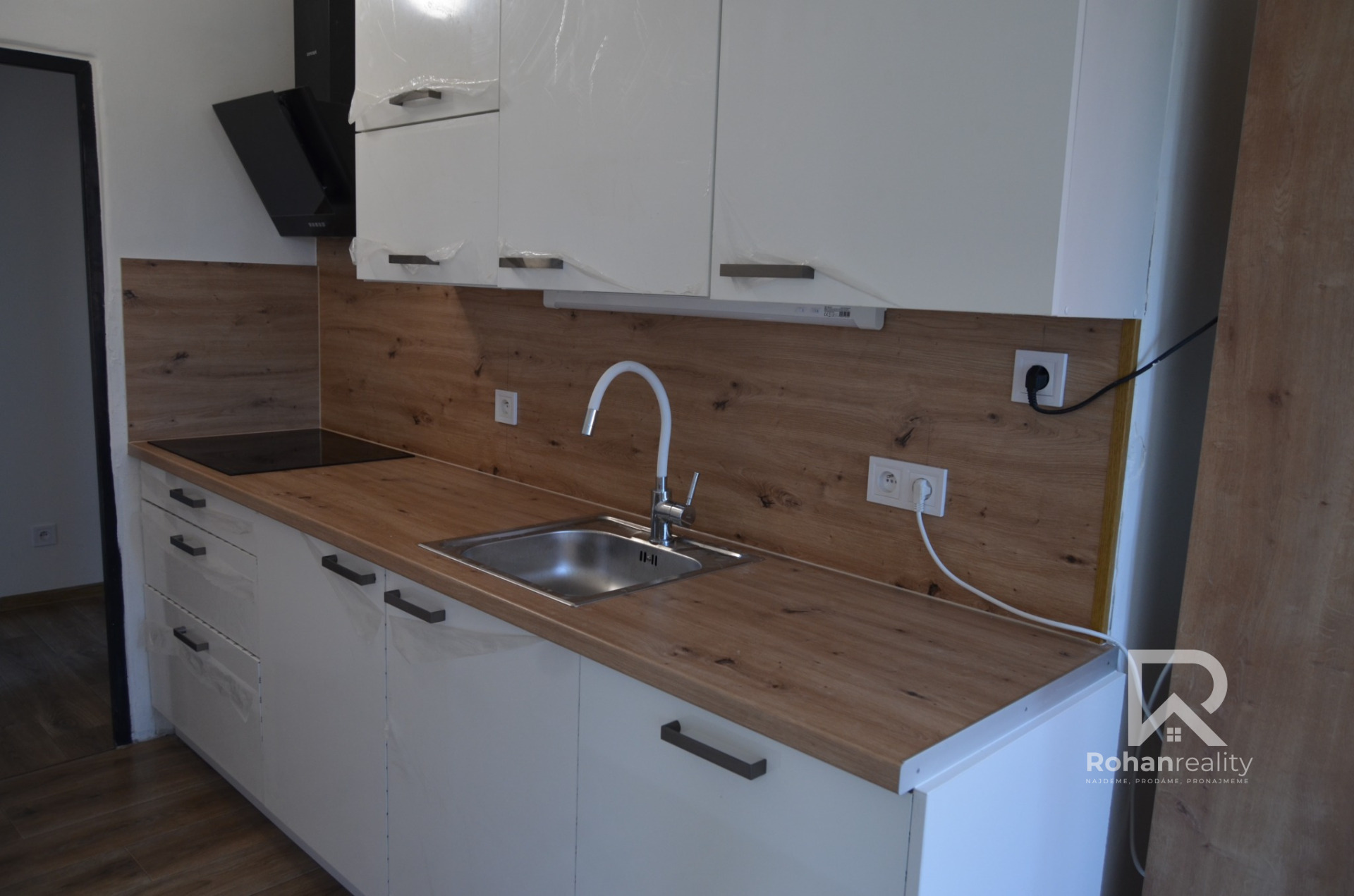 Pronájem nově zrekonstruovaného bytu 4+kk s balkonem – Praha 10, Malešice, ul. Počernická