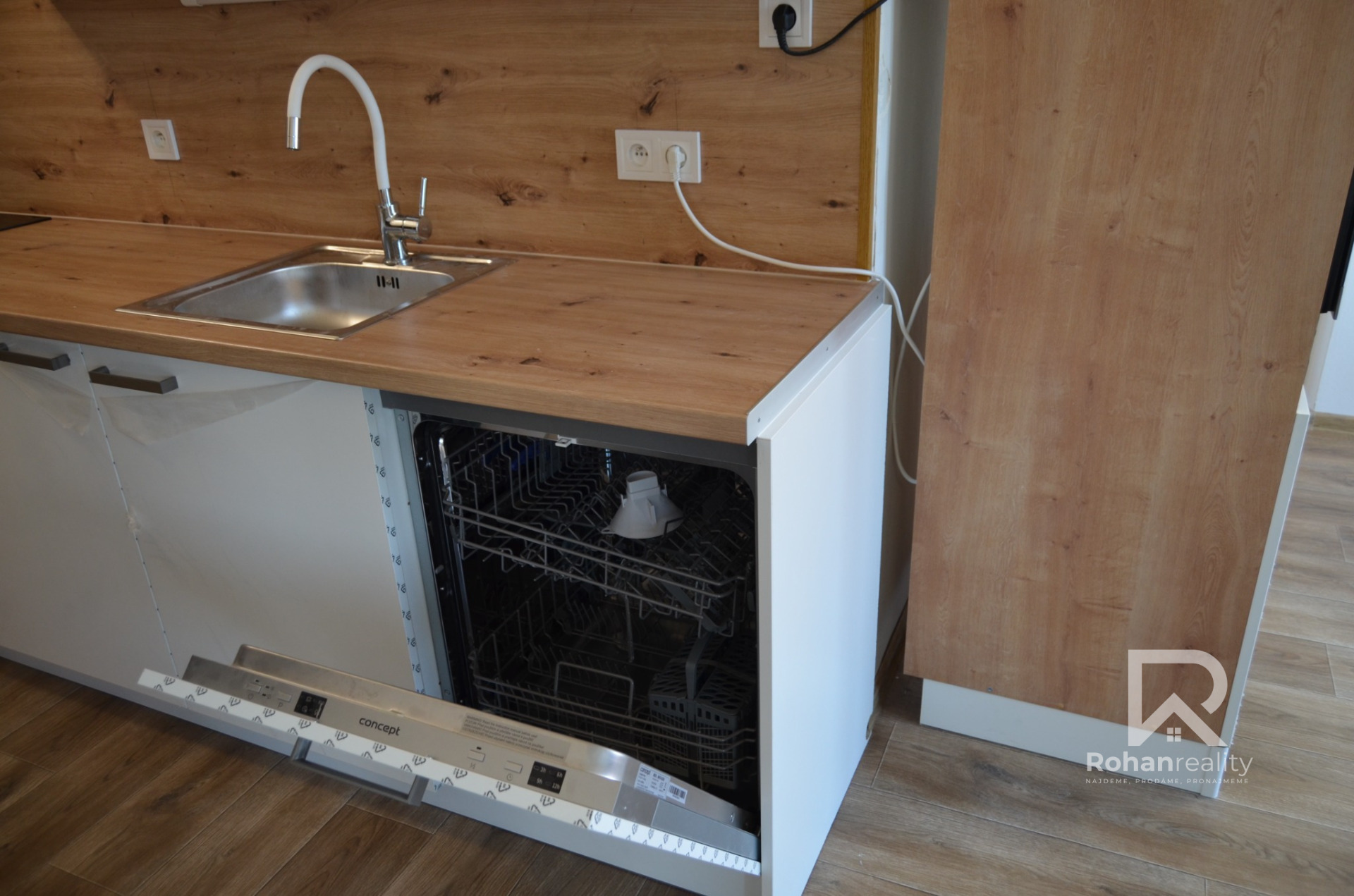 Pronájem nově zrekonstruovaného bytu 4+kk s balkonem – Praha 10, Malešice, ul. Počernická