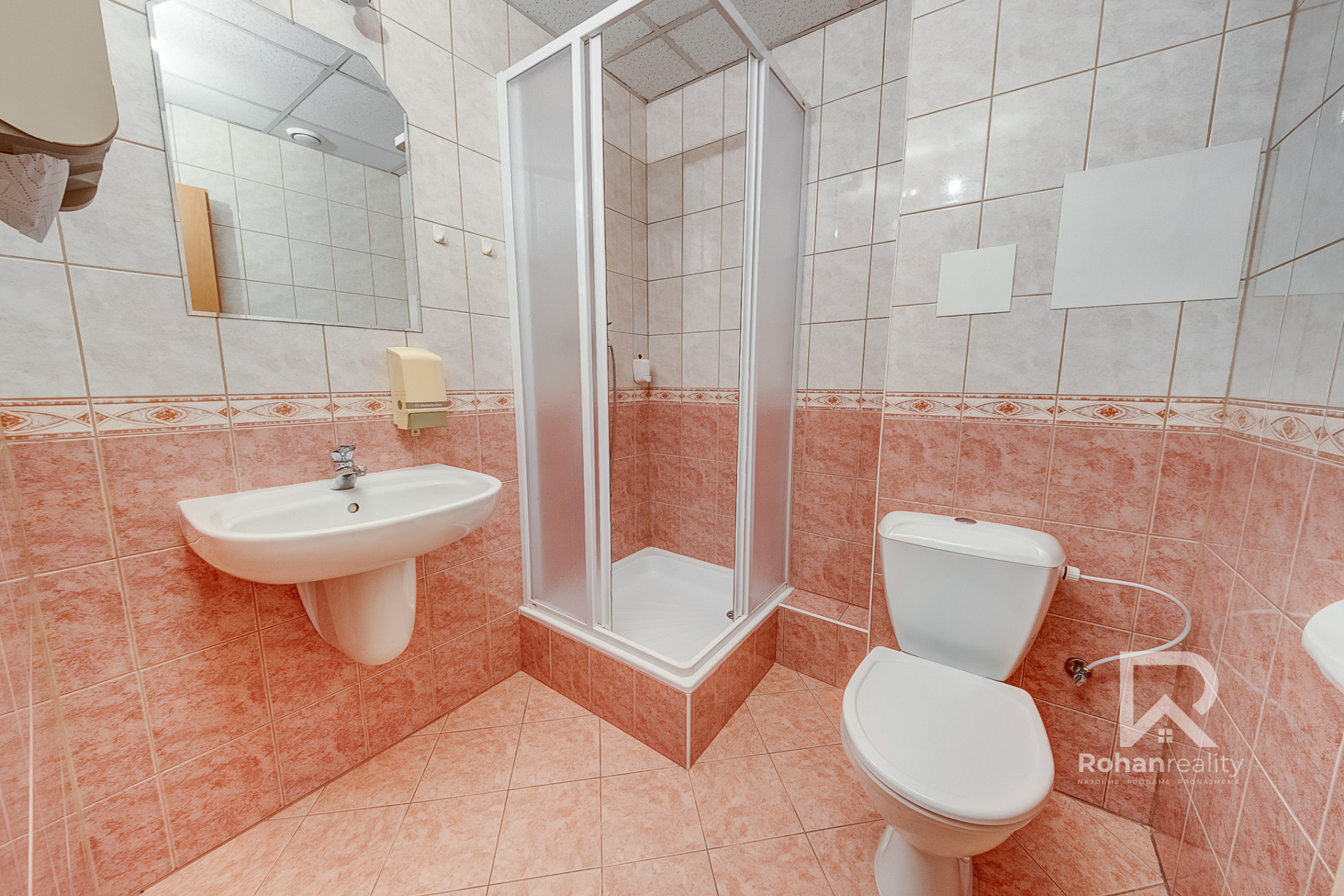 Koupelna se sprchovým koutem a WC