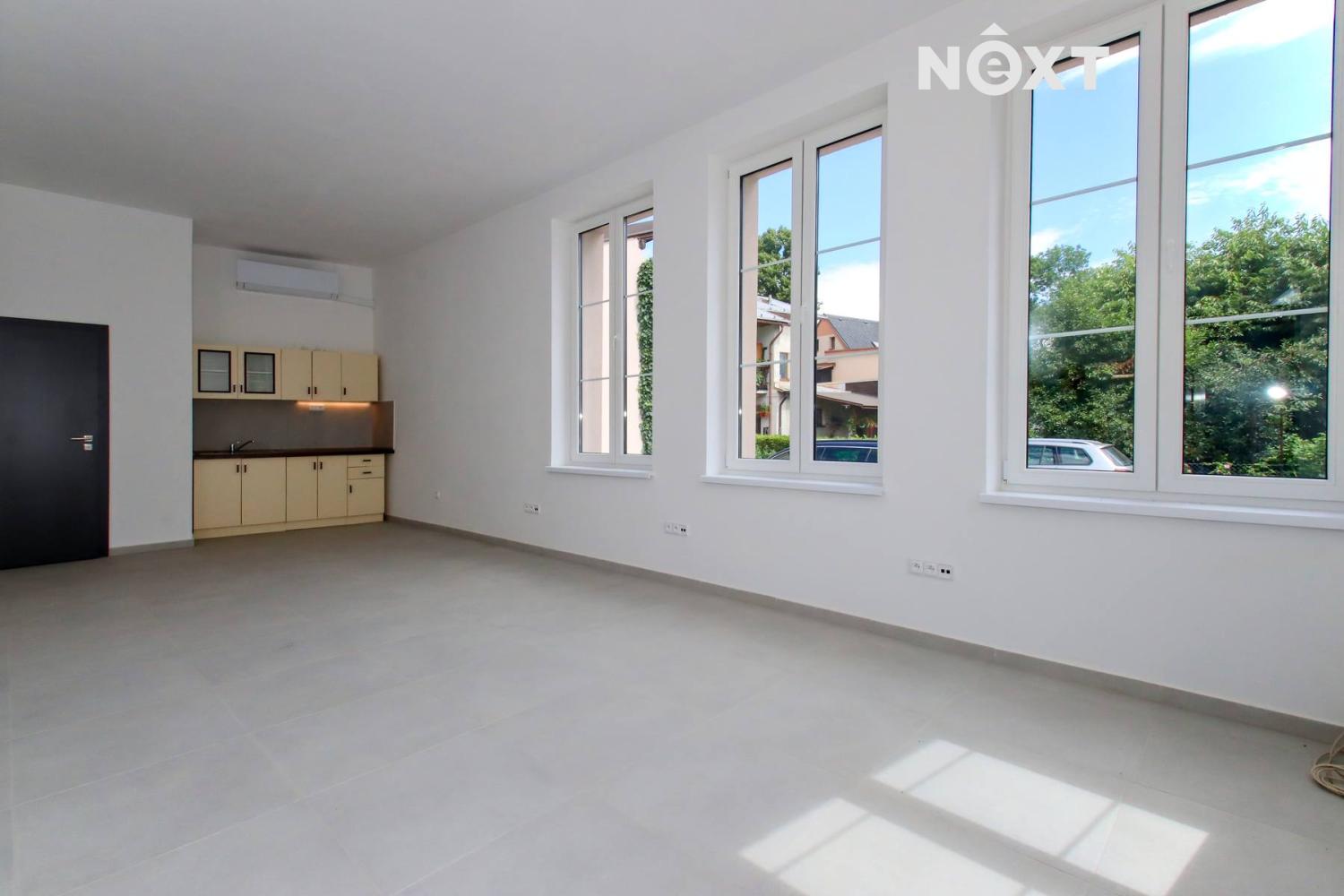 Pronájem komerční Obchodní prostory, 77㎡